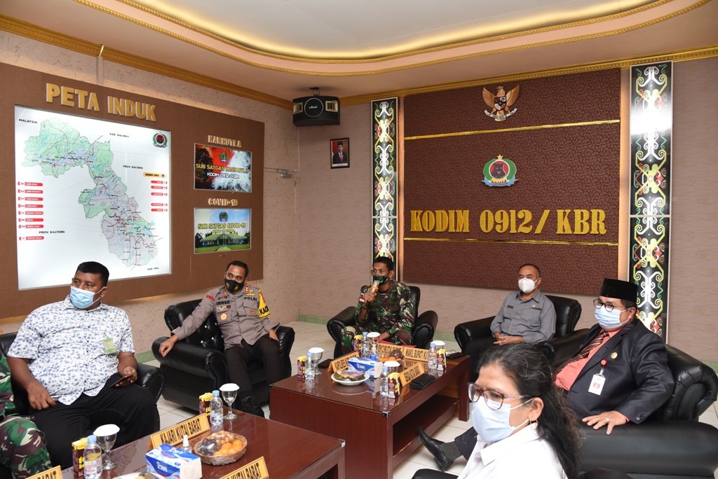 Rapat Koordinasi Tentang Pelaksanaan Dan Laporan Kondisi Terakhir Penanganan Covid-19 Di Wilayah Kubar  Dengan Kodam IV Mulawarman Secara Virtual